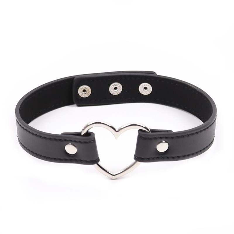 Gargantilla Choker Latetobed Negra Con corazón