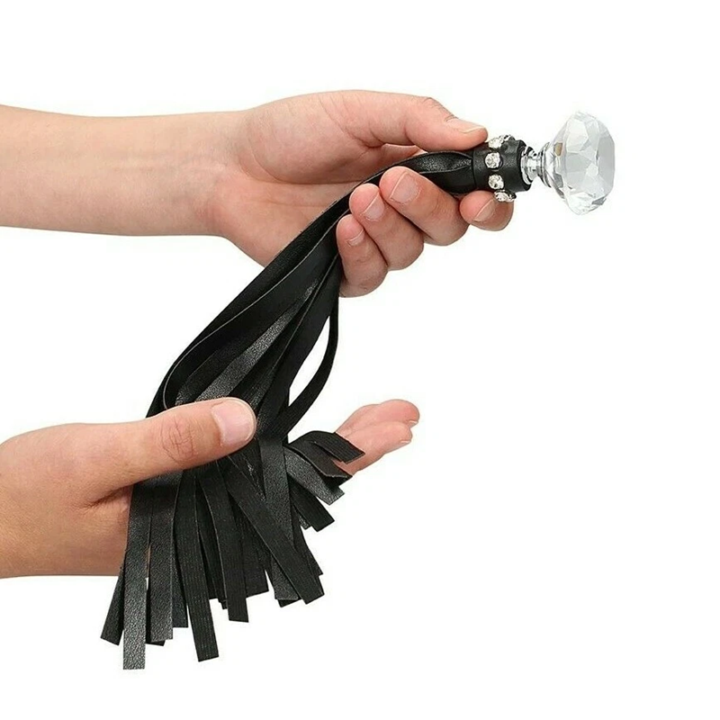 Látigo Diamond Studded Flogger Ouch
